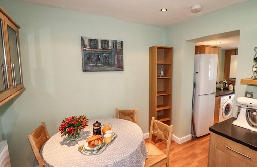 Boroughbridge Cottage | ROECLIFFE, pet friendly, with a garden in Boroughbridge