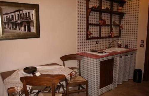 Almopia House | Roes Suites