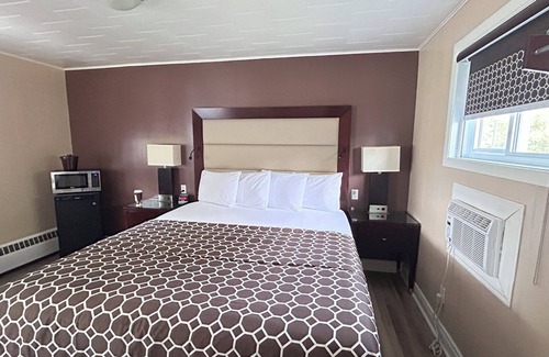 Rideau Lakes Hotel | Roger's Motel