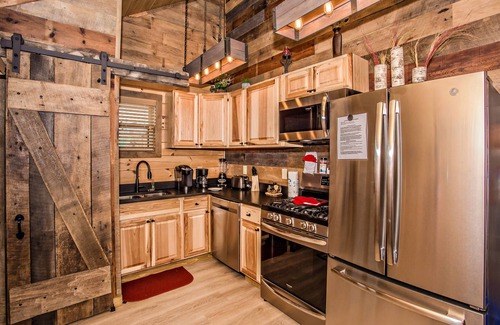 Pigeon Forge House | Roger That! New Htd Pool Cabin 1 mile from Pigeon Forge/Gatlinburg Attractions