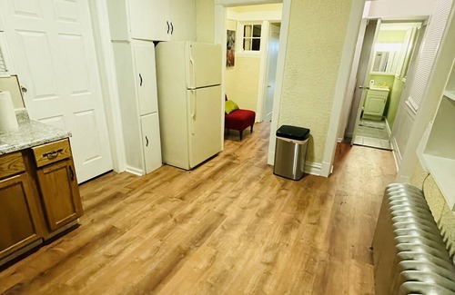West Ridge Apartment | Rogers Park Cozy 1 bd, 1 bath unit. Gated parking.