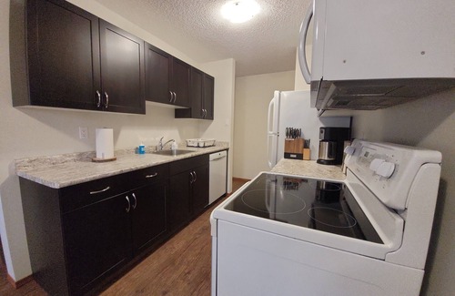 West Edmonton Apartment | ✅️ROGERS Place✅️King-2 twins-futon-cot✅️Central location✅️ 124 Street Arts Area