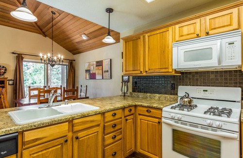 Sunriver House | ROGU04 - Great for Families, Short Walk to Deschutes River, A/C, Bikes, Foosball