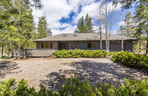 Sunriver House | ROGU04 - Great for Families, Short Walk to Deschutes River, A/C, Bikes, Foosball
