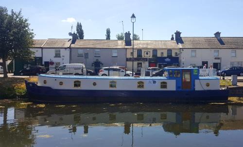 Sallins Boat Rental | Roisin Dubh Houseboat