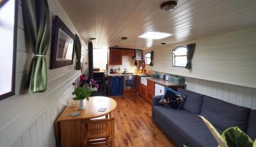 Sallins Boat Rental | Roisin Dubh Houseboat