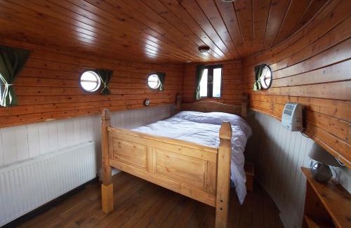 Sallins Boat Rental | Roisin Dubh Houseboat