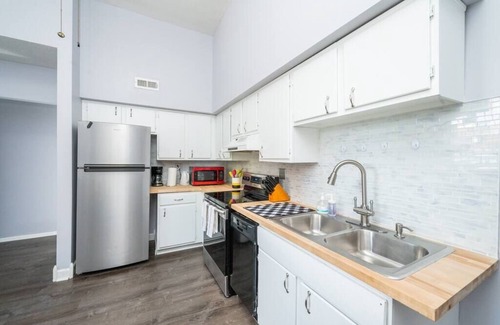 Manchester Apartment | ROKU TVs - Washer & Dryer - QueenBeds - GroupStay