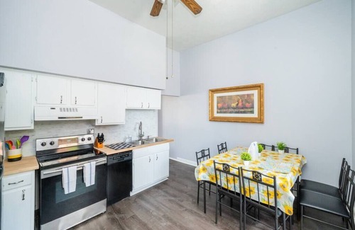 Manchester Apartment | ROKU TVs - Washer & Dryer - QueenBeds - GroupStay
