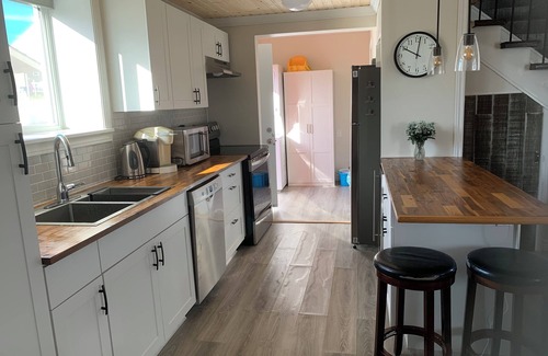 Bonavista House | Rolling Cove Cottage- 3 Bedroom House with Covered Hot Tub. Central Location.