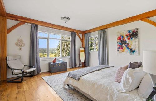 Millarville House | Rolling Hills Retreat - Family Friendly