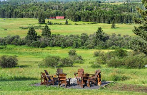 Millarville House | Rolling Hills Retreat - Family Friendly