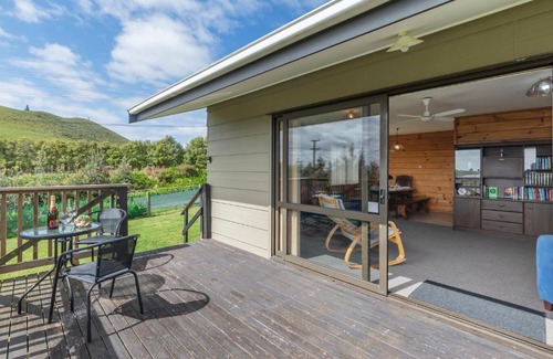 Otaua House | Rolling Hills Retreat - Otaua Holiday Home