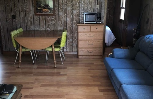 Ainsworth Cabin | Rolling Stone Lakeside Cabin 1: 2 Bedrooms