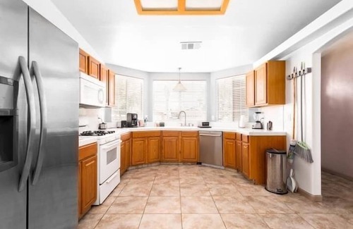 Greenacres House | Rollingbay · Luxurious 4BR Getaway with Pool Table & 70” TV