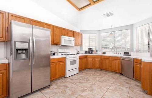 Greenacres House | Rollingbay · Luxurious 4BR Getaway with Pool Table & 70” TV
