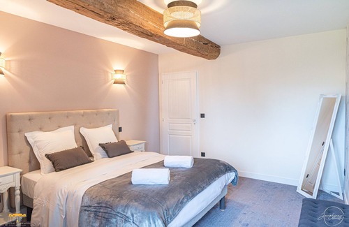 Hermival-les-Vaux Bed & Breakfast | Rollon's suite at Château d'Hermival