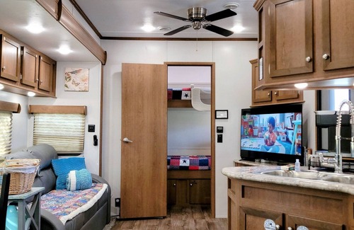 Smithville House | Romance Glamping | Pup Paradise | Near River | ADA