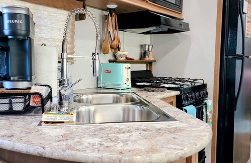 Smithville House | Romance Glamping | Pup Paradise | Near River | ADA