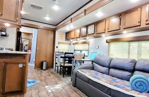 Smithville House | Romance Glamping | Pup Paradise | Near River | ADA