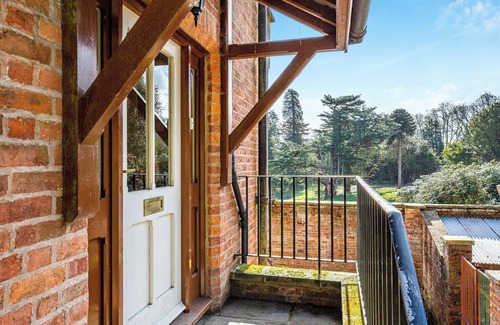 Kingswood Cottage | Romance, style and luxury are on offer in abundance in this countryside apartment.