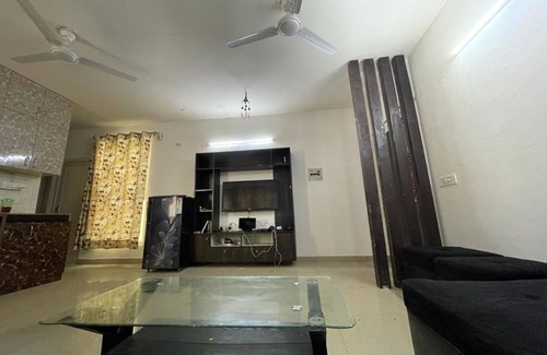Gurugram Apartment | Romantic 2 Bhk couple's nest