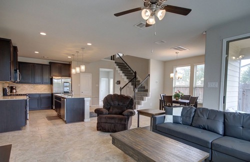 Rosenberg House | Romantic 3-BR Townhouse With Backyard ~ Double Story - Pet Friendly!