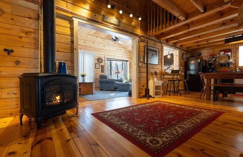 Ferryville Cabin | Romantic and Very Secluded Cozy Creekside Cabin with a Relaxing Hot Tub.