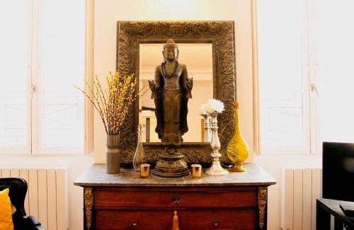 Quartier de la Porte-Saint-Denis Apartment | Romantic Apartment near Le Marais