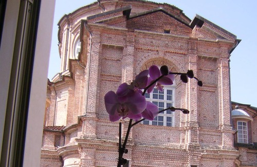 Venaria Reale Apartment | Romantic artistic studio apartment, with equipped kitchen, overlooking the palace. Breakfast incl