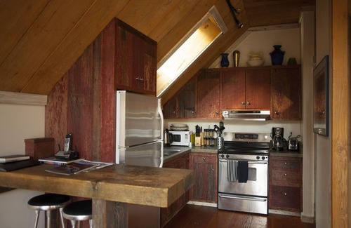 Mendocino Apartment | ROMANTIC, ARTISTS PRIVATE 'FOREST SUITE', 5 acres Redwoods, Trails, Mendo 2 mi.