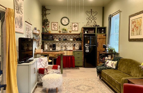 Hollywood House | Romantic Barn I Chickens, Porch, Near City,nDog Friendly
