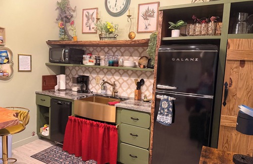 Hollywood House | Romantic Barn I Chickens, Porch, Near City,nDog Friendly