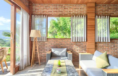 Sidemen Ski Chalet | Romantic Barn with Mt. Agung Views