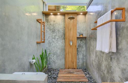 Sidemen Ski Chalet | Romantic Barn with Mt. Agung Views