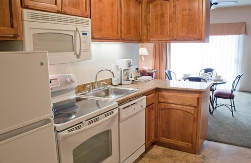 Avila Beach Hotel | Romantic Beach Getaway! Free Parking, Pool & Gym! Steps to Avila Beach Pier!