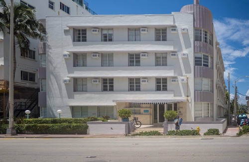Mid Beach Condo | Romantic beach retreat: ocean 1/2 blockl, jacuzzi