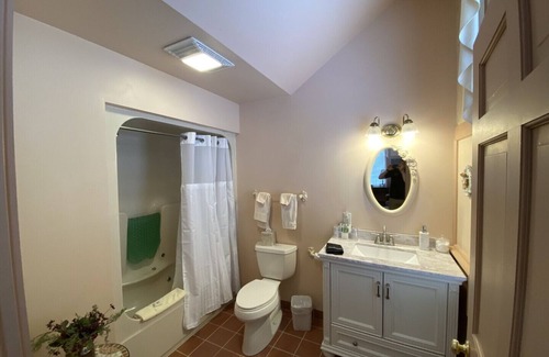 Lee Bed & Breakfast | Romantic Boutique Hotel /Bed and Breakfast - Deluxe Schoolhouse Suite