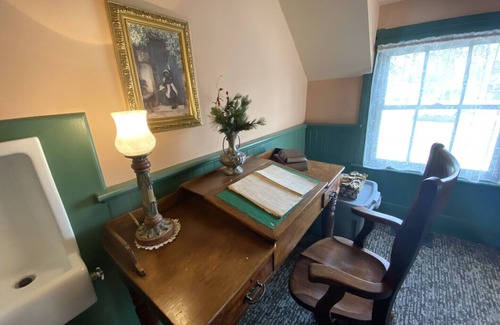 Lee Bed & Breakfast | Romantic Boutique Hotel /Bed and Breakfast - Deluxe Schoolhouse Suite