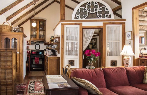 Mancos Cabin | Romantic Bungalow on Private Lake w/Hot Tub