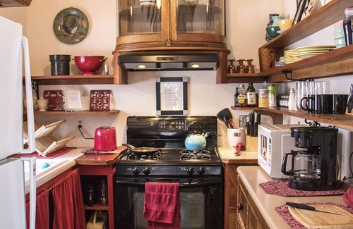 Mancos Cabin | Romantic Bungalow on Private Lake w/Hot Tub