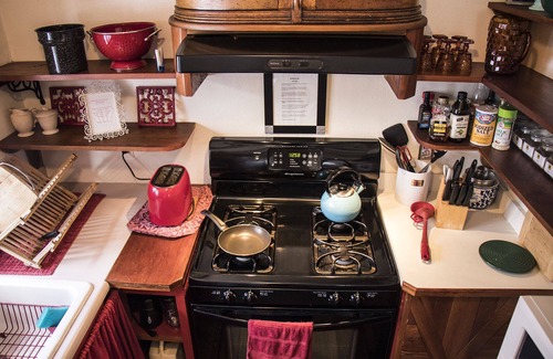 Mancos Cabin | Romantic Bungalow on Private Lake w/Hot Tub