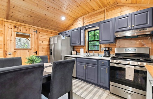 Stanton Cabin | Romantic Cabin | 9 Mn to Gorge | Dog Friendly Stay