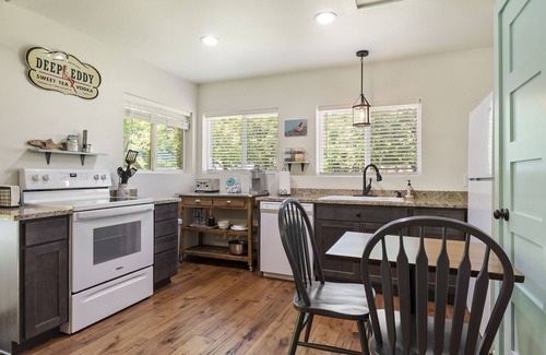 Seguin Cabin | Romantic Cabin for Two! 12 miles to Schlitterbahn/New Braunfels, Gruene Texas.