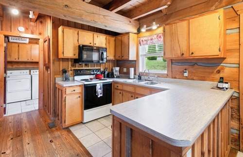 Vesta Cabin | Romantic Cabin Getaway - Fast Wi-Fi - Pet-Friendly