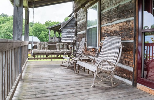 Vesta Cabin | Romantic Cabin Getaway - Fast Wi-Fi - Pet-Friendly