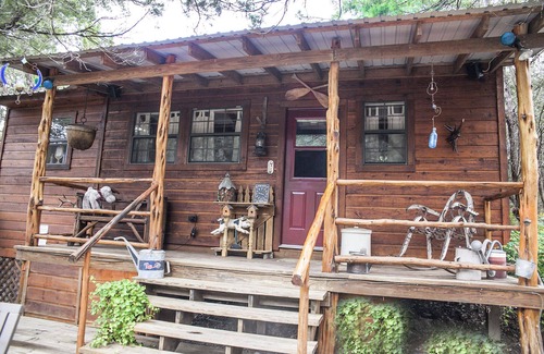 Leakey Cabin | Romantic Cabin Getaway