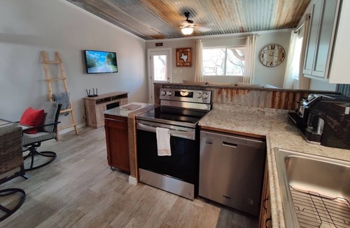 Johnson City Cabin | Romantic Cabin + Hot Tub