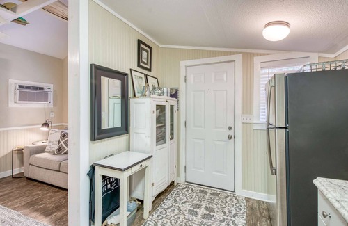 Vilano Beach Cabin | Romantic Cabin in Quiet Wooded Lot-Walk to peaceful Beach & Tennis park, Screened Porch, Deck, Grill