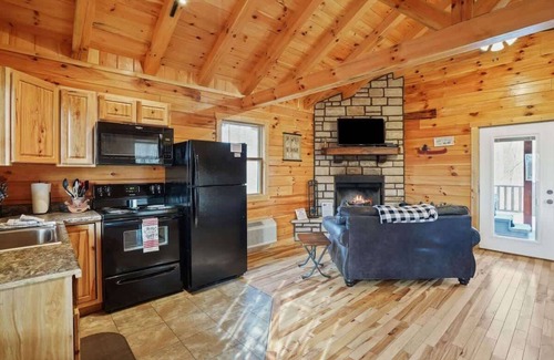 Logan Cabin | Romantic Cabin Near Restaurants-Hot tub~Fireplace